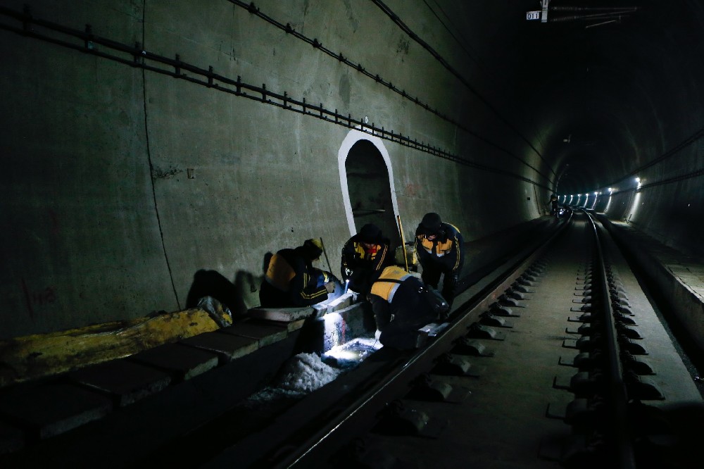 阳朔铁路运营隧道病害现状